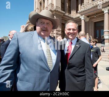 Austin Texas, USA, März 24 2015: Der kontroverse Oberste Gerichtshof Alabamas, Chefrichter Roy Moore, posiert mit dem texanischen Staatsvertreter Cecil Bell Jr., nachdem er bei einer texanischen Kundgebung mit konservativen texanischen Gesetzgebern gegen die Homosexualehe gesprochen hat. Moore hat den Richtern in Alabama befohlen, ein kürzlich ergangenes Urteil des Bundesgerichts zu ignorieren, das eine Homosexualehe im Staat erlaubt. ©Bob Daemmrich Stockfoto