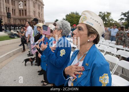 Austin Texas USA, November 11 2015: Katholische Kriegsveteranen Hilfsmitglieder zollen bei der jährlichen Veterans Day Zeremonie im Texas Capitol ihren Respekt. ©Bob Daemmrich Stockfoto