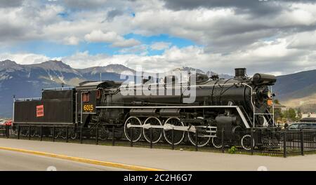 JASPER, ALBERTA, KANADA - JUNI 2018: Alte Dampflokomotive im Zentrum von Jasper. Stockfoto