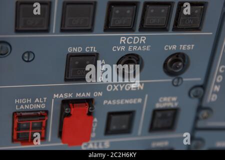 Passagierflugzeug - Cockpit Voice Recorder schaltet in einem modernen Flugzeug Stockfoto