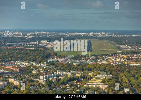 Berin, Deutschland, Landschaft um den internationalen Flughafen Berlin-Tegel, Deutschland, Pilotenansicht beim Anflug auf die Startbahn 26R Flughafen Tegel - EDDT, TXL - Luftaufnahme Stockfoto