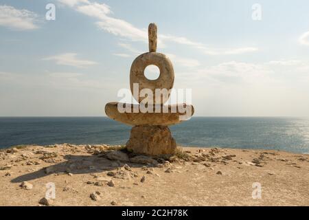 Eine Statue eines Denkers am kap des Tarkhankuts auf der Krim Stockfoto