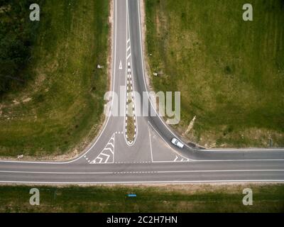 Asphalt Autobahn und Straße. Draufsicht. Sommerlandschaft. Drohnenfoto. Stockfoto
