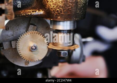 Produktion von einem Zahnrad auf der Drehmaschine Stockfoto