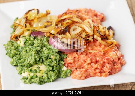 Rote Beete und Spinat Spätzle auf einer Platte Stockfoto