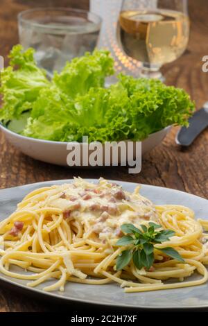 Spaghetti Carbonara auf einem weißen Teller Stockfoto