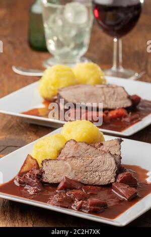 Bayerische Rinderbraten mit Knödeln Stockfoto