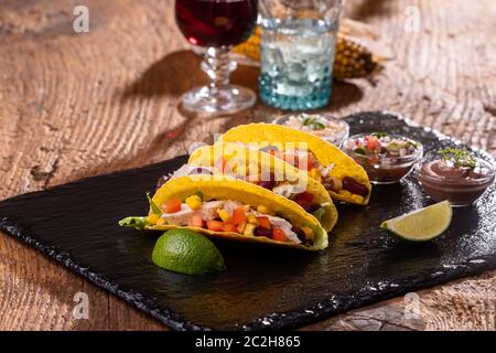 Drei mexikanische Tacos auf Schiefer Stockfoto