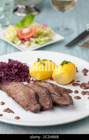 Deutschen Sauerbraten mit Rotkohl auf einer Platte Stockfoto