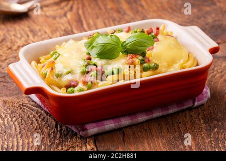 Rigatoni emiliana in einer Kasserolle auf Holz Stockfoto