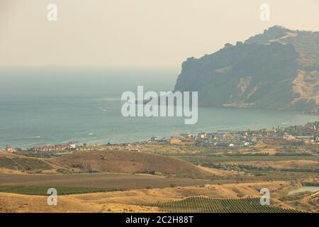 Panoramablick auf die Berge, die Landschaft, das Meer und das Dorf vom Berg auf einem sonnigen Sommer d Stockfoto