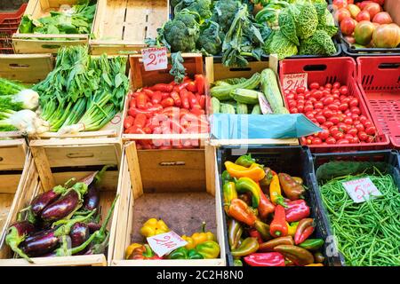 Verschiedene Arten von Gemüse und Salat zum Verkauf auf einem Markt in Neapel, Italien Stockfoto