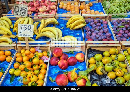 Frische Früchte in Holzkisten für den Verkauf auf dem Markt Stockfoto