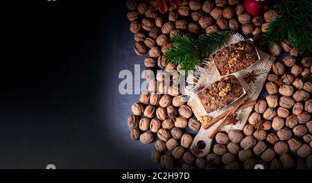 Köstlicher apfelschokoladenkuchen mit Haselnüssen Stockfoto