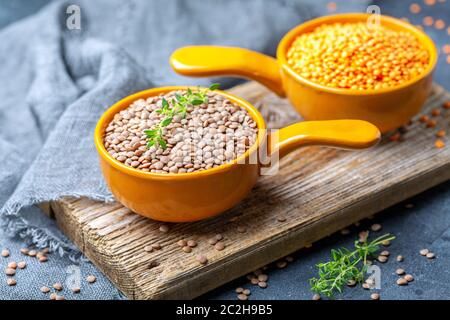 Rote Linsen sind ein proteinreiches Produkt für eine gesunde Ernährung. Stockfoto