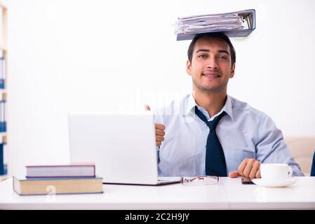 Junger Mitarbeiter, der von Haus aus arbeitet Stockfoto