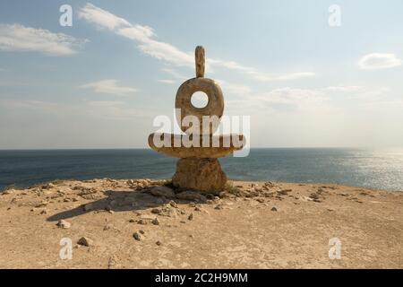 Eine Statue eines Denkers am kap des Tarkhankuts auf der Krim Stockfoto