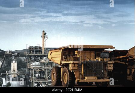 Gelbe Dump Truck laden mineralien Kupfer, Silber, Gold und andere im Bergbau Steinbruch. Stockfoto