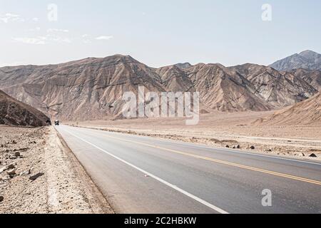 Panamerican Highway im Norden Perus. Huarney, Abteilung von Ancash, Peru. Stockfoto