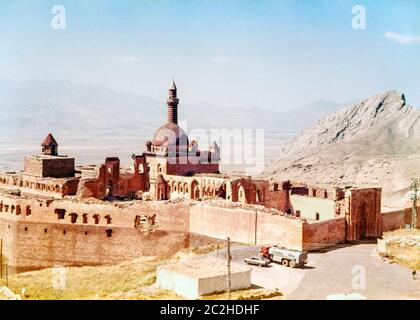 Išak Paša Sarayi (der Ishak Pascha Palast). Die Isak Pasa Saray ist eine Burg, Festung, Palast und Moschee-Komplex in der Nähe von Dogubayazit, Ostanatolien, Türkei, August 1986 Stockfoto