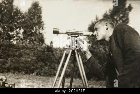 Ein junger Ingenieur während Bauarbeiten, irgendwo in Lettland in den 1950er Jahren Stockfoto