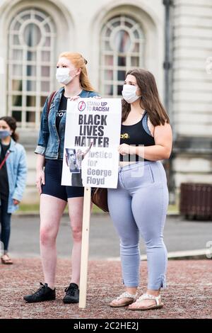 VEREINIGTES KÖNIGREICH, WALES.17. Juni 2020. Die Bürger von Cardiff versammeln sich im Rathaus, um während eines friedlichen Protestes Unterstützung für die Bewegung "Black Lives Matter" (BLM) zu zeigen. Die Demonstranten knieten 8 Minuten und 46 Sekunden lang, die Zeit, die der Polizist Derek Chauvin vor seinem Tod auf George Floyds Hals kniete. Stockfoto