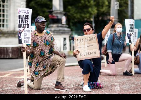 VEREINIGTES KÖNIGREICH, WALES.17. Juni 2020. Die Bürger von Cardiff versammeln sich im Rathaus, um während eines friedlichen Protestes Unterstützung für die Bewegung "Black Lives Matter" (BLM) zu zeigen. Die Demonstranten knieten 8 Minuten und 46 Sekunden lang, die Zeit, die der Polizist Derek Chauvin vor seinem Tod auf George Floyds Hals kniete. Stockfoto