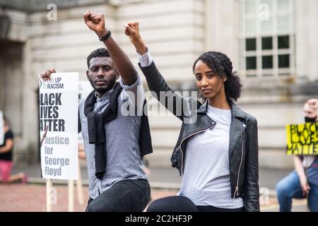 VEREINIGTES KÖNIGREICH, WALES.17. Juni 2020. Die Bürger von Cardiff versammeln sich im Rathaus, um während eines friedlichen Protestes Unterstützung für die Bewegung "Black Lives Matter" (BLM) zu zeigen. Die Demonstranten knieten 8 Minuten und 46 Sekunden lang, die Zeit, die der Polizist Derek Chauvin vor seinem Tod auf George Floyds Hals kniete. Stockfoto