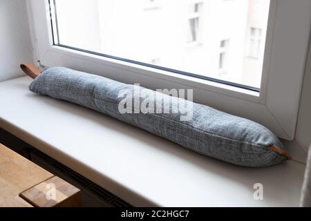 Entwurf der Abstreifdichtung unter Fenster blockieren kalte Luft von Unterwegs Stockfoto