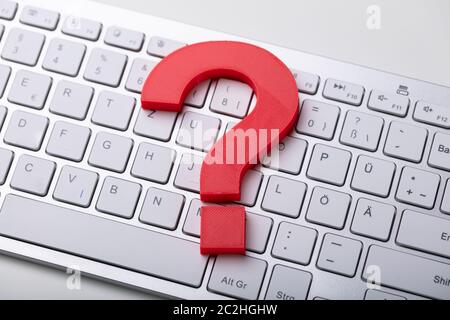 Foto von roten Fragezeichen auf dem Computer Tastatur Stockfoto