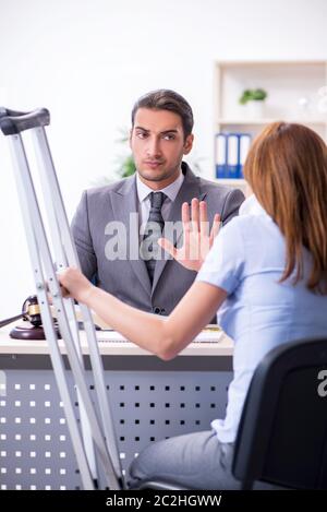 Junge verletzte Frau und Anwalt im Gerichtssaal Stockfoto