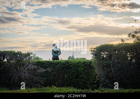 Paris, Frankreich - 06 14 2020: Statue eines Mannes von hinten, im Louvre bei Sonnenuntergang Stockfoto