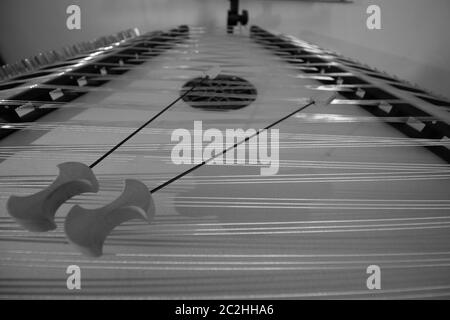 Duclimer mit den dazugehörigen Stäben. Traditionelles deutsch/bayerisches Instrument Stockfoto