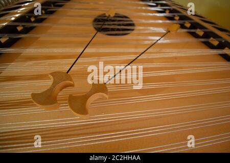 Duclimer mit den dazugehörigen Stäben. Traditionelles deutsch/bayerisches Instrument Stockfoto
