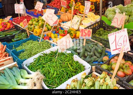 Große Auswahl an frischem Gemüse zum Verkauf auf einem Markt in Neapel, Italien Stockfoto