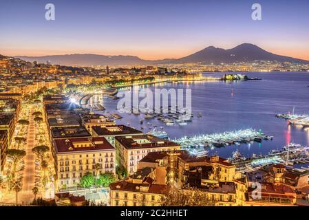 Die Stadt Neapel in Italien mit den Vesuv vor Sonnenaufgang Stockfoto