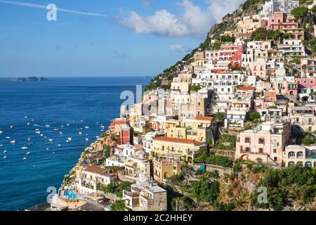 Die berühmten Häuser von Positano an der italienischen Amalfiküste Stockfoto
