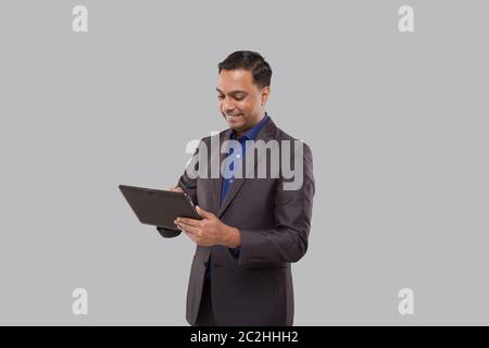 Geschäftsmann Mit Tablet Green Screen Isoliert. Indian Business man mit Tablet in den Händen. Online-Geschäftskonzept Stockfoto