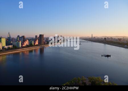 Pjöngjang, DPR Korea Nordkorea und Taedong River im Morgennebel. Blick nach oben, moderne Wohnanlage, Taedong Brücke und Juche Towe Stockfoto