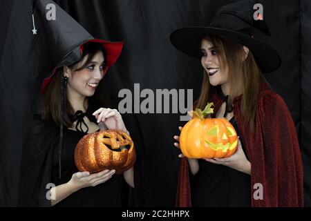 Halloween Kostüme Teenager junge Erwachsene Mädchen in Party Stockfoto