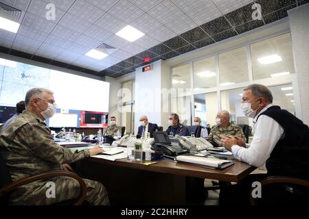 Ankara. Juni 2020. Der türkische Verteidigungsminister Hulusi Akar (1. R) nimmt am 17. Juni 2020 an einem Treffen mit anderen Kommandanten im Armeekommandokontrollzentrum in Ankara, Türkei, Teil. Die Türkei hat die Operation Claw-Tiger im Nordirak mit ihren Kommandotruppen gestartet, die von Luftelementen unterstützt werden, teilte das türkische Verteidigungsministerium am Mittwoch mit. Quelle: Xinhua/Alamy Live News Stockfoto