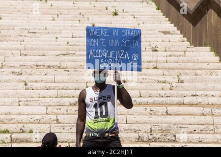 Roma, Italien. Juni 2020. Ein Migrant, der von Freiwilligen des Baobab Experience Association begrüßt wird (Foto: Matteo Nardone/Pacific Press) Quelle: Pacific Press Agency/Alamy Live News Stockfoto