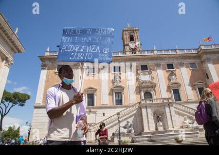 Roma, Italien. Juni 2020. Ein Migrant, der von Freiwilligen des Baobab Experience Association begrüßt wird (Foto: Matteo Nardone/Pacific Press) Quelle: Pacific Press Agency/Alamy Live News Stockfoto