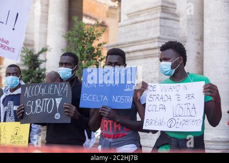 Roma, Italien. Juni 2020. Sit-in organisiert auf der Piazza del Campidoglio in Rom von Freiwilligen und Migranten, die von der Baobab Experience Association begrüßt werden (Foto: Matteo Nardone/Pacific Press) Quelle: Pacific Press Agency/Alamy Live News Stockfoto