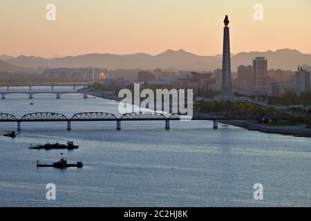 Sonnenaufgang in Pjöngjang, Nordkorea und Taedong River im Morgennebel. Blick auf die moderne Wohnanlage, Taedong Brücke, Mai Day Stadium und Ju Stockfoto