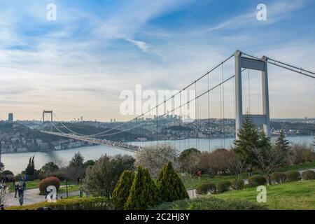 Blick auf den Istanbul Bosporus von Otagtepe. Fatih Sultan Mehmet Brücke in Istanbul, Türkei. Stockfoto