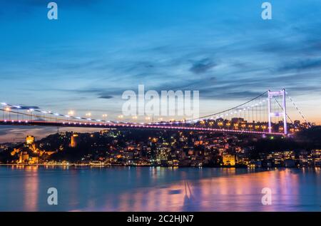 Fatih Sultan Mehmet Brücke bei Sonnenuntergang Istanbul, Türkei. Stockfoto