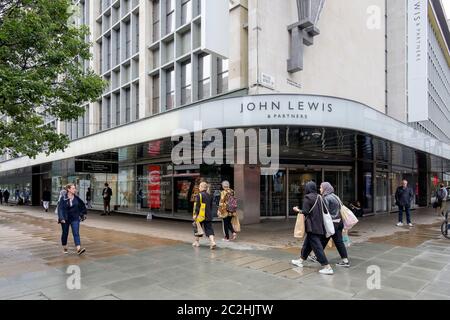 Juni 2020. Trotz der Lockerung der Covid-19-Sperrmaßnahmen, die es nicht unbedingt notwendigen Einzelhandelsgeschäften in England ermöglichen, das John Lewis Kaufhaus in der Oxford Street wieder zu öffnen, bleibt das Kaufhaus geschlossen. London, Großbritannien. Stockfoto