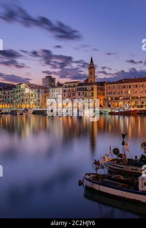 Imperia Oneglia bei Sonnenuntergang. Portual Stadt in Ligurien (Italien), Transport-, Yacht-und Fischerboote. Mittelmeer, Hafen.Tourismus. Italienische Riviera. Stockfoto