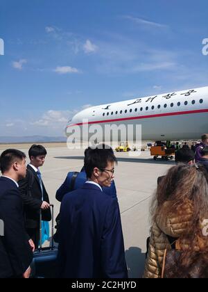 Wladiwostok, Russland - 29. April 2019: Flugzeug Ту-154Б/Б-2 Air Koryo Korean Airways auf dem Flughafen von Wladiwostok auf Passagiere an Bord Stockfoto